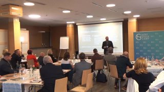 2. Helyezkedni, helyezkedni.